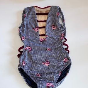Girls maroon/rose print leotard w/ velvet&mesh cut